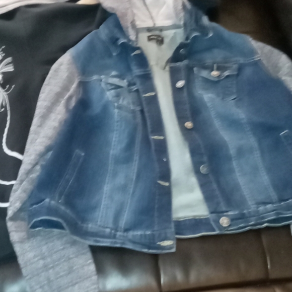 Sweaters and jackets - Picture 2 of 2